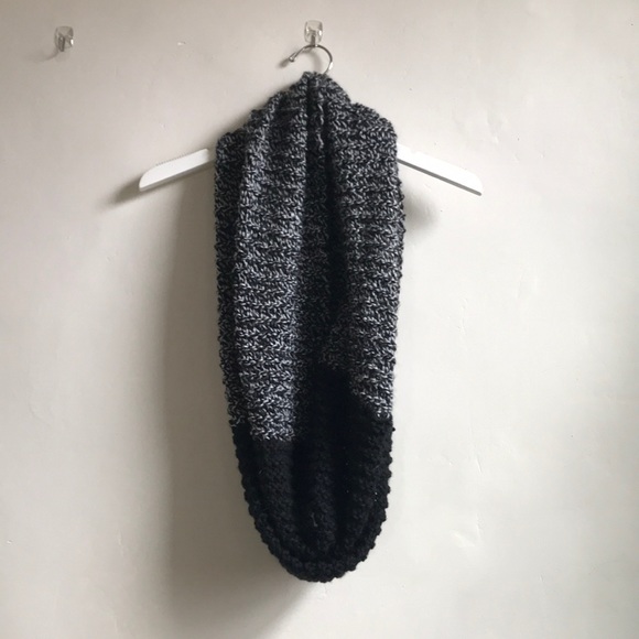 🌸 Knit Infinity Scarf - Picture 2 of 4